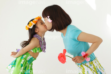 キス 子供 スカート の画像素材 外国人 人物の写真素材ならイメージナビ