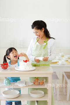 人物 構図 正面 笑う 子供 年齢層 食べる つまみ食い の画像素材 写真素材ならイメージナビ