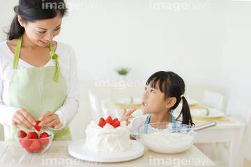 人物 構図 正面 笑う 子供 年齢層 食べる つまみ食い の画像素材 写真素材ならイメージナビ