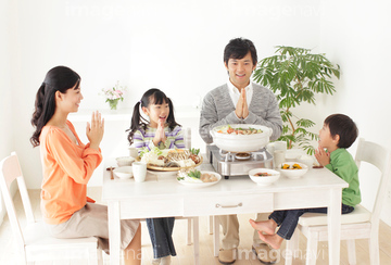 家族 食卓 日本人 冬 ジェスチャー ロイヤリティフリー の画像素材 秋 冬の行事 行事 祝い事の写真素材ならイメージナビ