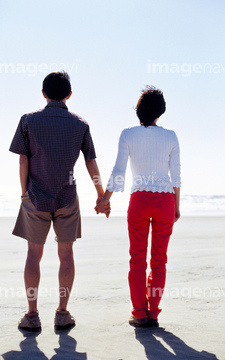 手つなぎ 後ろ姿 晴れ の画像素材 行動 人物の写真素材ならイメージナビ