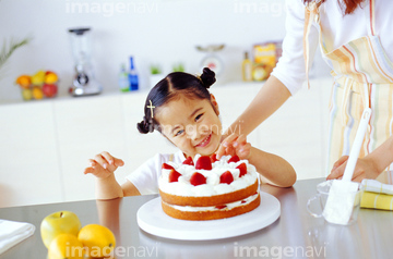 人物 構図 正面 笑う 子供 年齢層 食べる つまみ食い の画像素材 写真素材ならイメージナビ