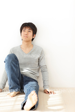 床 座る 男性 立て膝 の画像素材 日本人 人物の写真素材ならイメージナビ