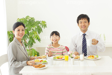 サラリーマン 食事 笑顔 児童 の画像素材 料理 食事 ライフスタイルの写真素材ならイメージナビ