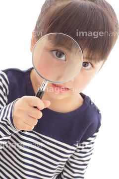 虫眼鏡 日本人 子供 年齢層 覗く の画像素材 感情 人物の写真素材ならイメージナビ
