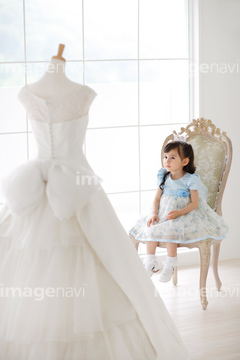 女の子 座る ドレス ウェディングドレス の画像素材 家族 人間関係 人物の写真素材ならイメージナビ