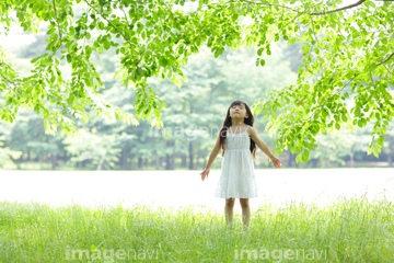 ワンピース 少女 さわやか の画像素材 季節 人物の写真素材ならイメージナビ