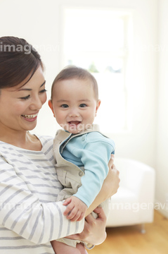 赤ちゃん 抱く 正面 立つ まとめ髪 の画像素材 リビング ライフスタイルの写真素材ならイメージナビ