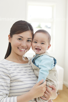 赤ちゃん 抱く 正面 立つ まとめ髪 の画像素材 リビング ライフスタイルの写真素材ならイメージナビ