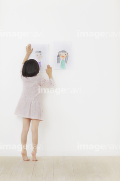 裸足 女の子 日本人 小学生 の画像素材 学校生活 ライフスタイルの写真素材ならイメージナビ