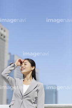 見上げる 眩しい 晴れ 上機嫌 の画像素材 季節 人物の写真素材ならイメージナビ