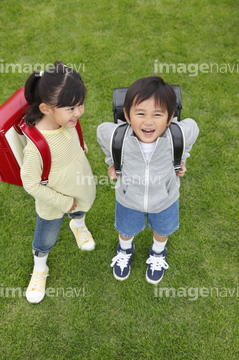 子供 俯瞰 全身 小学生 日本人 ランドセル の画像素材 子育て ライフスタイルの写真素材ならイメージナビ