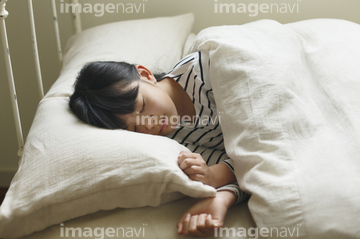 女の子 寝顔 中学生 の画像素材 病気 体調管理 人物の写真素材ならイメージナビ
