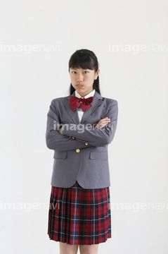 腕組み 女の子 制服 わくわく の画像素材 日本人 人物の写真素材ならイメージナビ