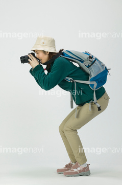 屈む 横向き 中腰 の画像素材 日本人 人物の写真素材ならイメージナビ