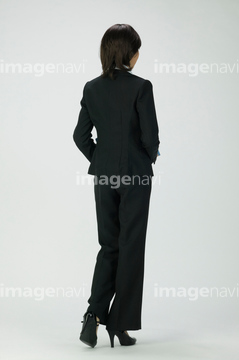 女性 スーツ 後姿 全身 パンツスーツ の画像素材 構図 人物の写真素材ならイメージナビ