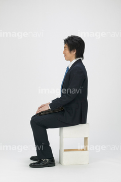 ｻﾗﾘｰﾏﾝ 全身 日本人 スーツ ミドル 笑顔 1人 座る の画像素材 ビジネスシーン ビジネスの写真素材ならイメージナビ