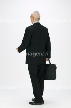 男性 後ろ姿 日本人 スーツ 持つ 動作 の画像素材 ビジネスシーン ビジネスの写真素材ならイメージナビ