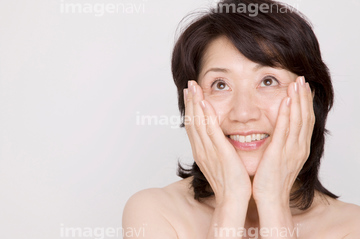 年配の女性 裸 60代 陽気 アジア人 の画像素材 入浴 ライフスタイルの写真素材ならイメージナビ