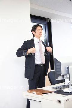 スーツ 上着 羽織る の画像素材 ビジネスシーン ビジネスの写真素材ならイメージナビ