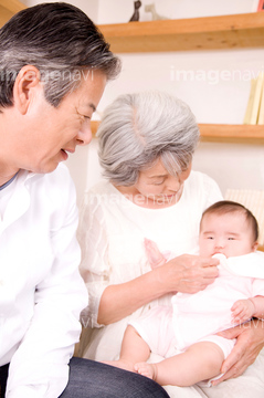日本人写真素材をさがす 年齢赤ちゃん 白髪 写真 の画像素材 家族 人間関係 人物の写真素材ならイメージナビ