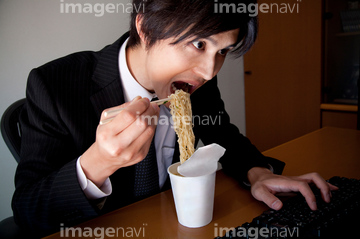 カップラーメン 食べる の画像素材 人物 イラスト Cgの写真素材ならイメージナビ