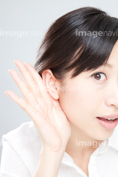 耳に当てる の画像素材 日本人 人物の写真素材ならイメージナビ
