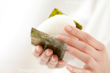 おにぎり 握る の画像素材 季節 形態別食べ物 食べ物の写真素材ならイメージナビ
