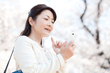 女性 スマホ 操作 日本人 立つ 50代 の画像素材 季節 人物の写真素材ならイメージナビ