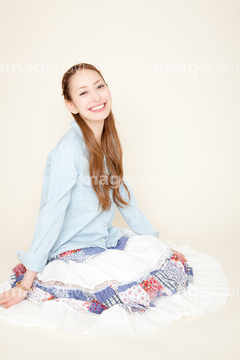女性 全身 スカート 座る ロングスカート の画像素材 日本人 人物の写真素材ならイメージナビ