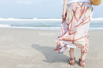 ロングスカート なびく の画像素材 日本人 人物の写真素材ならイメージナビ