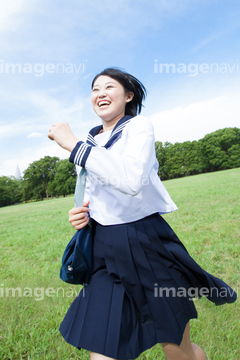 学生 女性 セーラー服 走る 動作 さわやか の画像素材 日本人 人物の写真素材ならイメージナビ