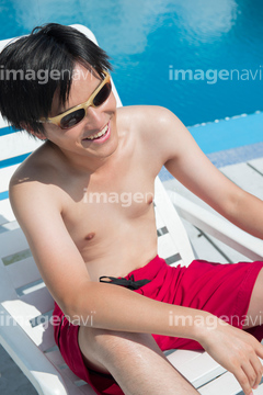 男 座る 水着 代 の画像素材 外国人 人物の写真素材ならイメージナビ