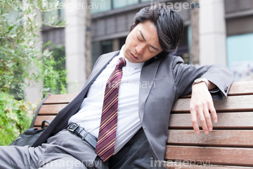 寝る スーツ 睡眠 の画像素材 日本人 人物の写真素材ならイメージナビ