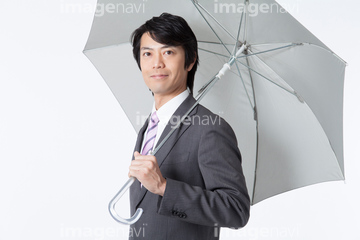 雨 傘をさす の画像素材 日本人 人物の写真素材ならイメージナビ