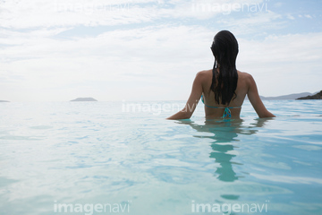 海 女性 後ろ姿 水着 の画像素材 構図 人物の写真素材ならイメージナビ