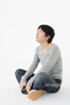 男性 あぐら 横向き 座る の画像素材 外国人 人物の写真素材ならイメージナビ