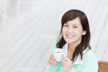 動物画像無料 綺麗なイラスト 紅茶 を 飲む ポーズ