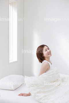 ベッド 起き上がる の画像素材 人物 イラスト Cgの写真素材ならイメージナビ