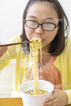 カップラーメン 食べる の画像素材 人物 イラスト Cgの写真素材ならイメージナビ