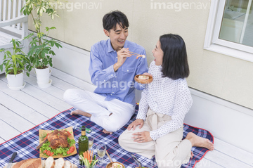 あーん 食べさせる 2人 日本人 足の部分 の画像素材 写真素材ならイメージナビ