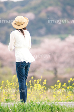 女性 日本人 ジーンズ 後ろ姿 の画像素材 構図 人物の写真素材ならイメージナビ