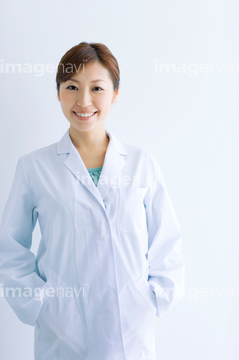 ポケットに手を入れる の画像素材 日本人 人物の写真素材ならイメージナビ