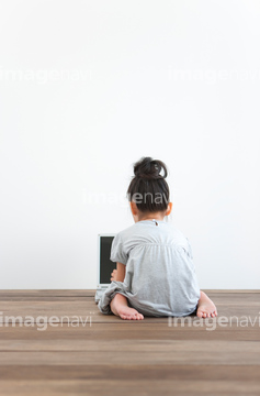 女の子 座る 日本人 背中 幼児 の画像素材 学校生活 ライフスタイルの写真素材ならイメージナビ