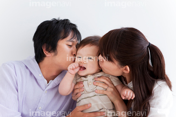 赤ちゃん キス 日本人 3人 の画像素材 家族 人間関係 人物の写真素材ならイメージナビ