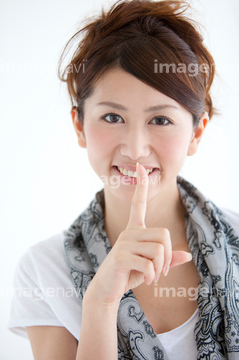 人物 日本人 女性 ジェスチャー 指を口に当てる の画像素材 写真素材ならイメージナビ