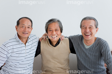 肩組み 男 3人 の画像素材 家族 人間関係 人物の写真素材ならイメージナビ