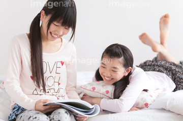 少女 うつ伏せ 洋室 中学生 の画像素材 日本人 人物の写真素材ならイメージナビ