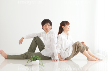 カップル 若者 日本人 2人 座る 立て膝 の画像素材 構図 人物の写真素材ならイメージナビ