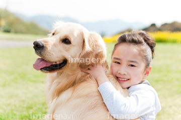 犬 抱く 女の子 大型犬 日本人 の画像素材 ペット 生き物の写真素材ならイメージナビ